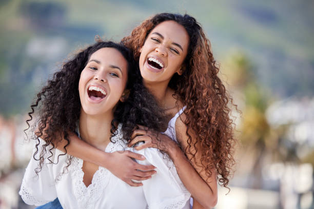 photo de deux jeunes femmes profitant d’une balade en plein air - soeur photos et images de collection