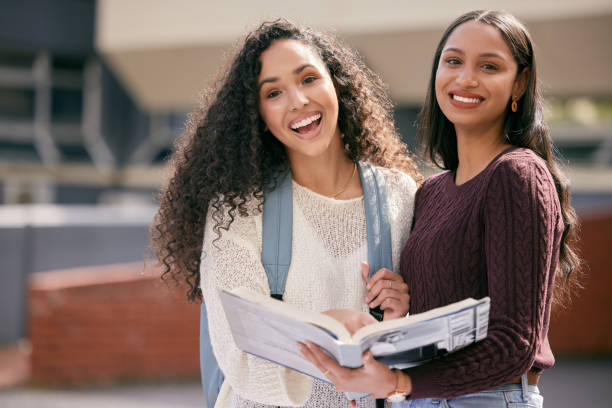 zdjęcie dwóch młodych kobiet studiujących razem na studiach - beautiful multi ethnic group happiness education zdjęcia i obrazy z banku zdjęć