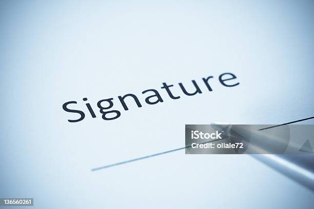 Formulário De Contrato Com Caneta Imagem Tonalizada - Fotografias de stock e mais imagens de Assinar