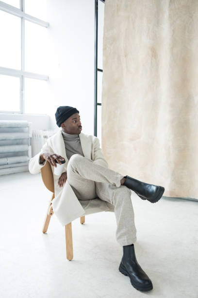 elegante joven con abrigo blanco de invierno - estilo fotografías e imágenes de stock