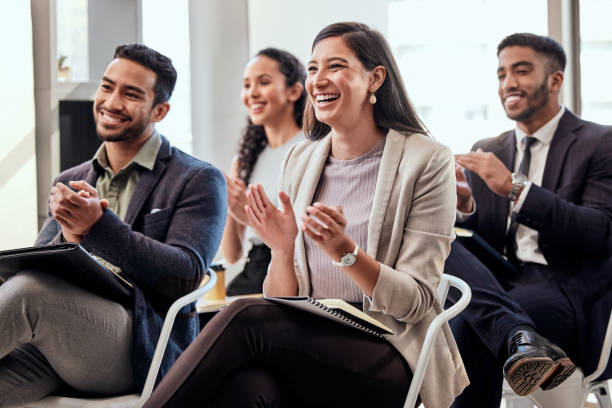 scatto di un gruppo di uomini d'affari che battono le mani in una riunione al lavoro - seminar foto e immagini stock