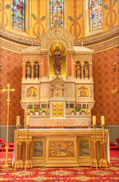 вена - главный алтарь церкви герц йесу. - altar church vienna gothic style стоковые фото и изображения