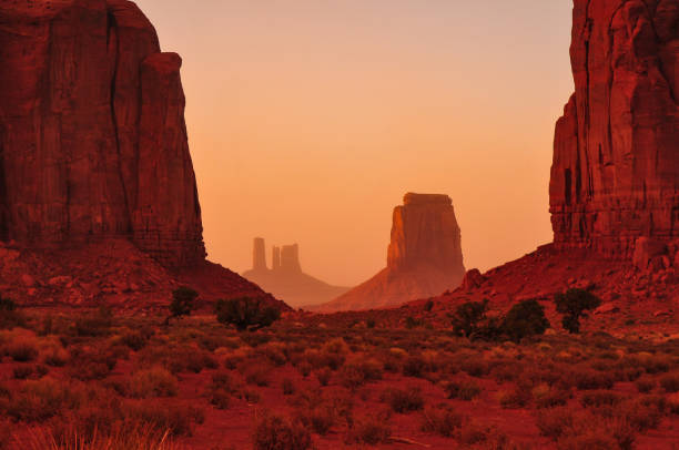 vista del atardecer de la ventana norte de monument valley - monument valley navajo mesa monument valley tribal park fotografías e imágenes de stock