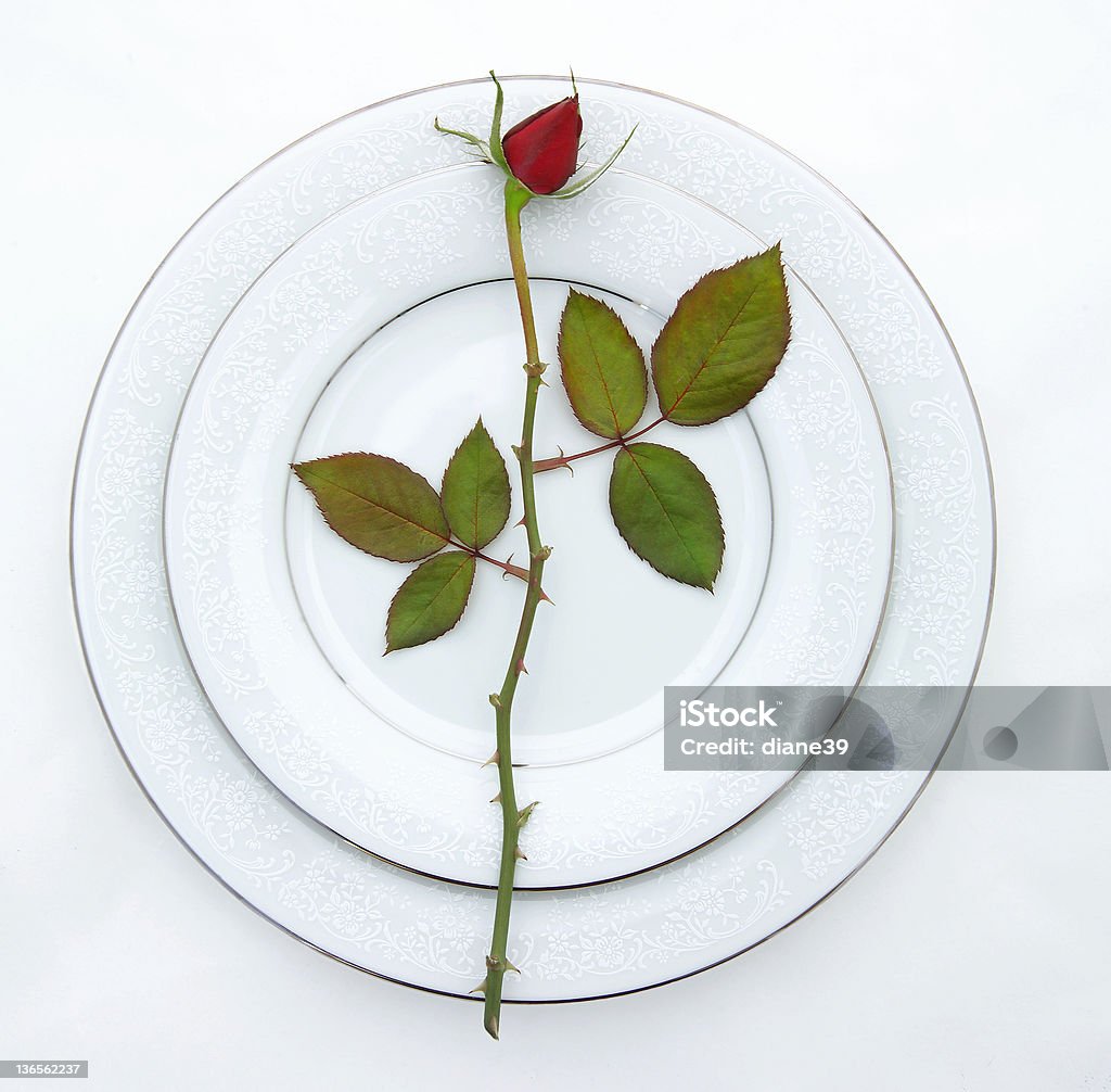 Table dressée avec rose 2 - Photo de Assiette libre de droits