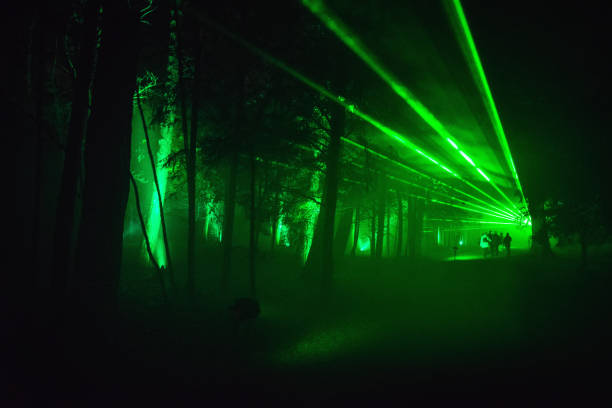 spettacolo di luci laser in un parco - laser lasershow exhibition dancing foto e immagini stock