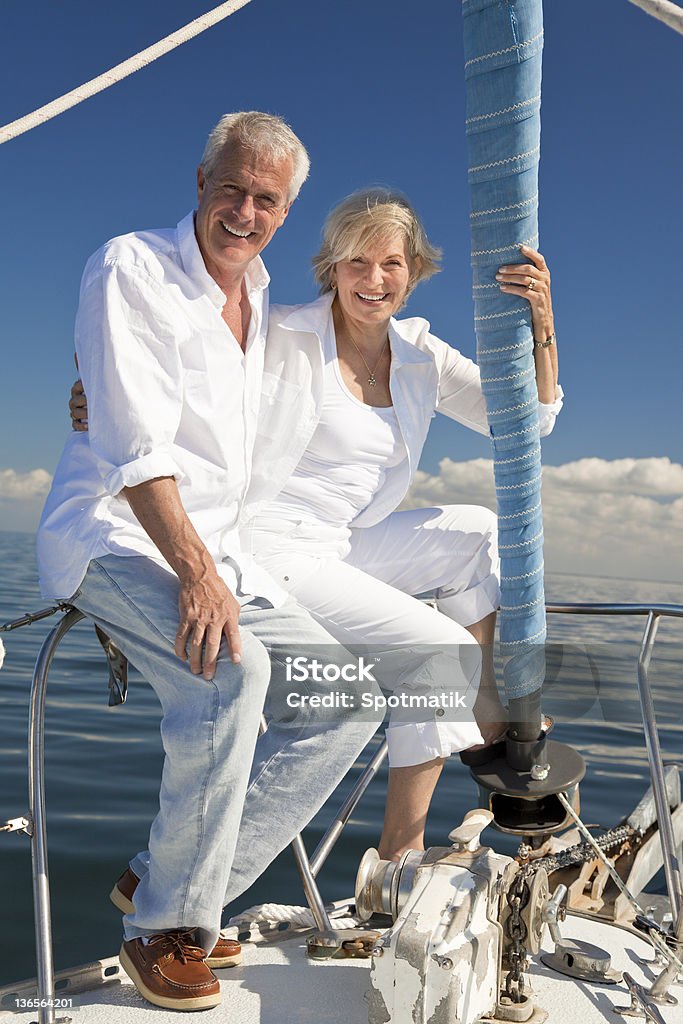 Feliz Casal Idoso no barco a vela - Royalty-free Iate Foto de stock