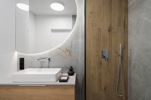 modernes badezimmer mit fliesen im holzstil - badezimmer stock-fotos und bilder