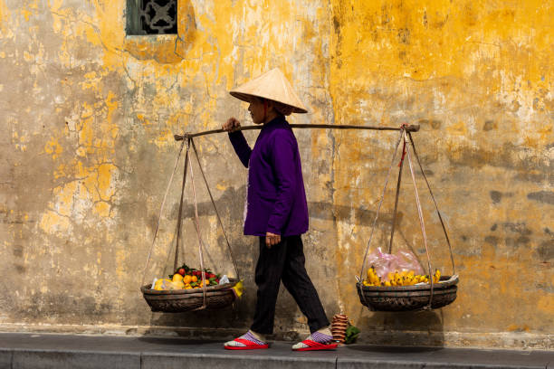old woman with straw hat from vietnam - asian cuisine food asian ethnicity vietnamese cuisine imagens e fotografias de stock