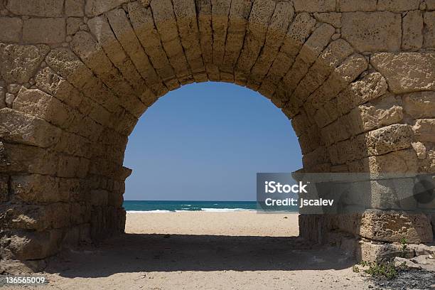 Łuk Z Akwedukt Prowadzące Do Plaży W Cezarea - zdjęcia stockowe i więcej obrazów Akwedukt - Akwedukt, Archeologia, Architektura