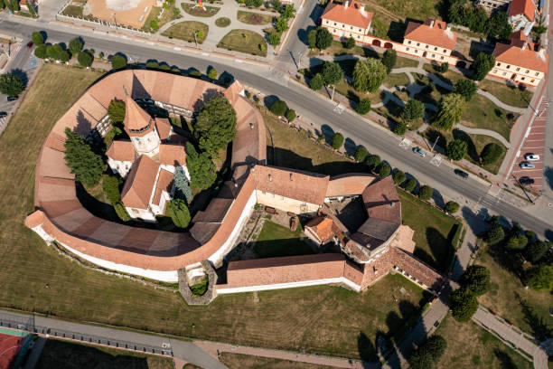 a igreja do castelo de prejmer na romênia - prejmer fortress - fotografias e filmes do acervo