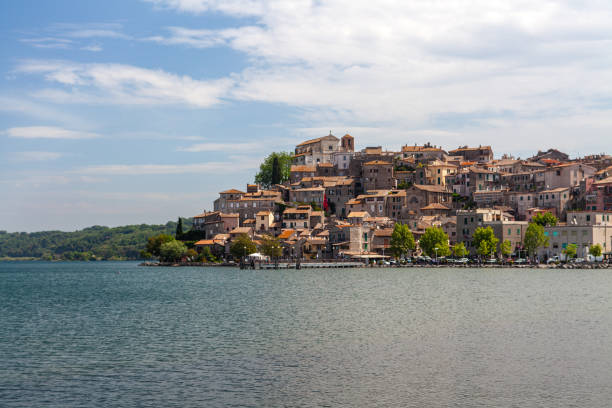 vista de anguillara sabazia, lazio, italia - bracciano fotografías e imágenes de stock