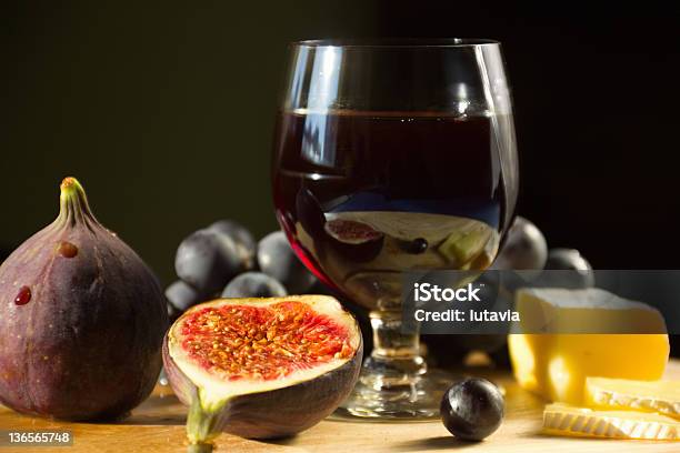 Bicchiere Di Vino Rosso Con Fichi Uva E Formaggio - Fotografie stock e altre immagini di Alchol - Alchol, Bottiglia, Cibo