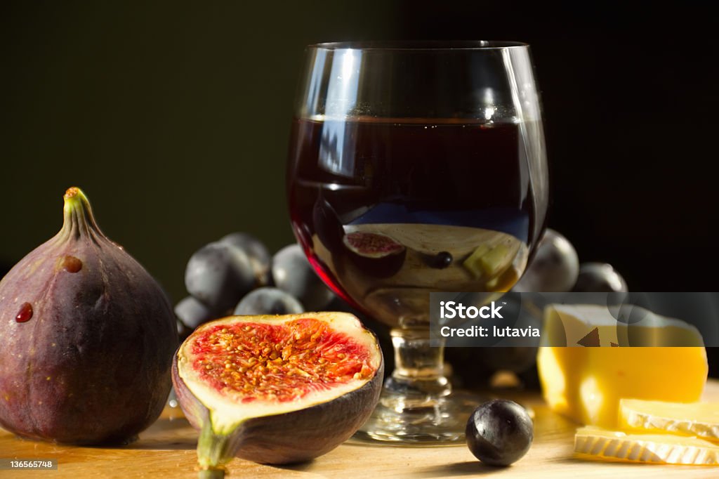 Szkło z czerwonego wina z winogron, ser i figi - Zbiór zdjęć royalty-free (Alkohol - napój)