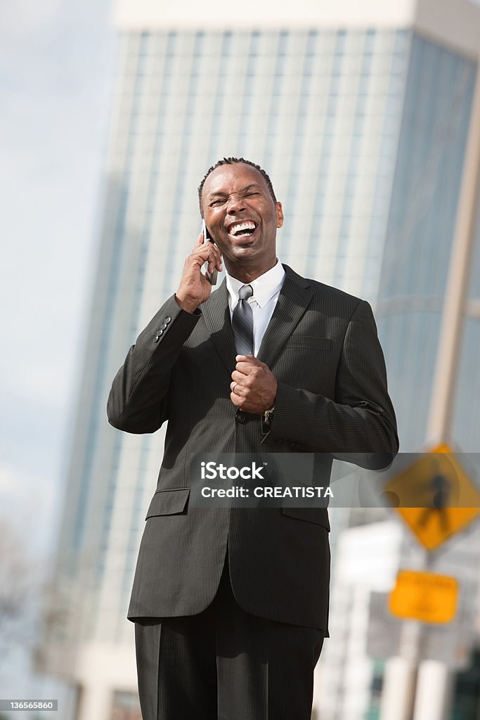 Empresario en teléfono con excitación - Foto de stock de 30-39 años libre de derechos