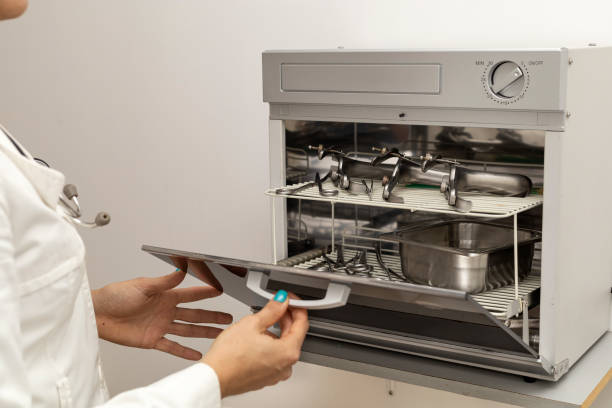 máquina para esterilizar equipos médicos ginecológicos. concepto de ginecología y salud. - sterilizer fotografías e imágenes de stock
