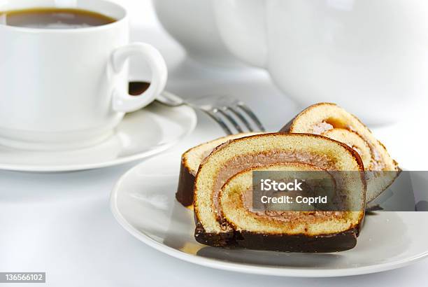 Foto de Pãozinho E Xícara De Chá e mais fotos de stock de Almoço - Almoço, Bebida, Bola doce