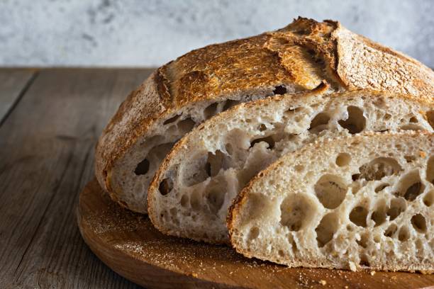 frisches knuspriges hausgemachtes brot mit vollkornmehl sauerteig (ungesäuert) - bread crumbs stock-fotos und bilder