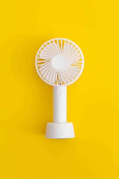 mini ventilador portátil em fundo amarelo - office fan - fotografias e filmes do acervo