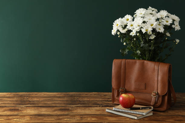 가죽 서류 가방, 사과, 문구및 꽃칠판 근처 나무 테이블에, 텍스트 공간. 교사의 날 - blackboard apple learning education 뉴스 사진 이미지
