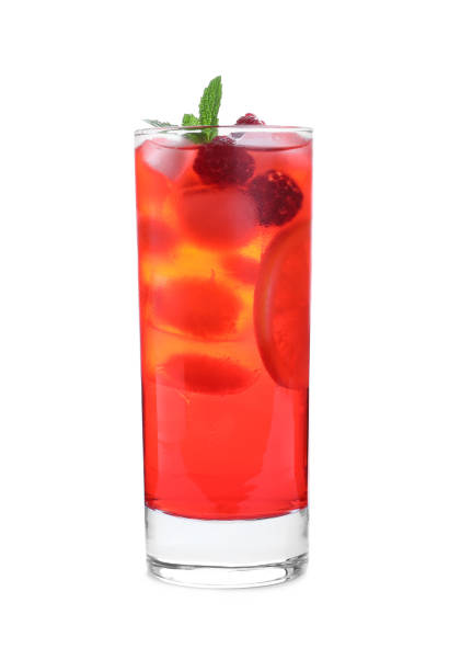 deliziosa limonata al lampone fatta con acqua gassata isolata su bianco - glass drink alcohol red foto e immagini stock
