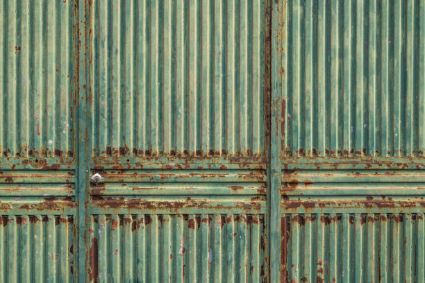 textura de fondo de metal corrugado oxidado y desgastado con pintura verde descascarillada - corrugated iron rusty old iron fotografías e imágenes de stock