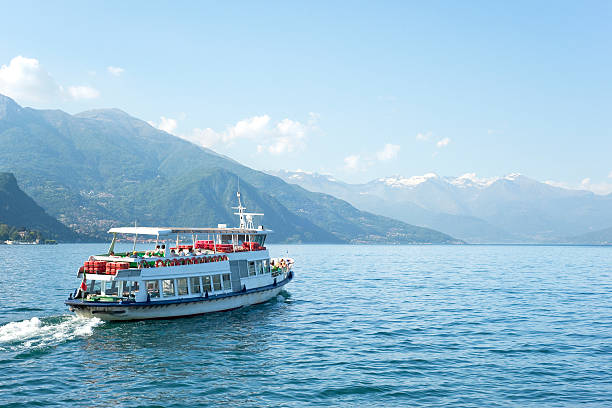 bateau au milieu du lac de côme - como mountain horizon landscape photos et images de collection