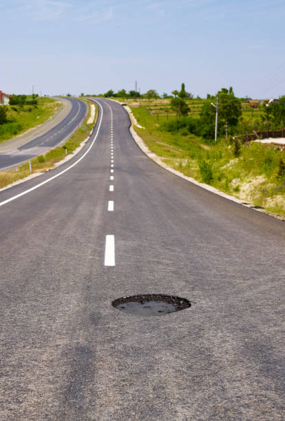 di pothole sulla strada - road street thoroughfare hole foto e immagini stock