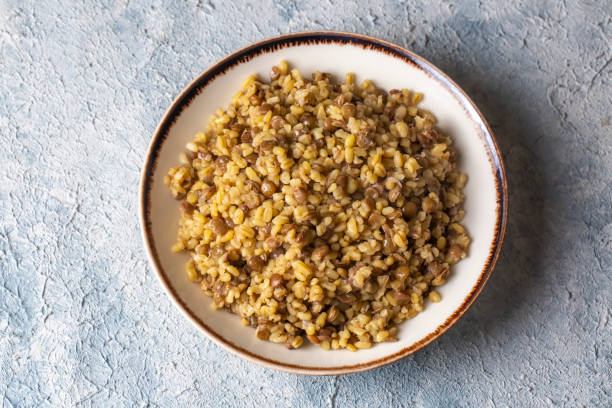 traditional delicious turkish foods; bulgur pilaf with green lentils (turkish name; yesil mercimekli bulgur pilavi) - green lentil imagens e fotografias de stock