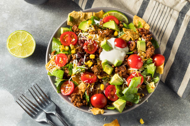 salada de taco de carne caseira com abacate - texmex - fotografias e filmes do acervo