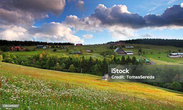 Piękny Krajobraz Gór Krkonose - zdjęcia stockowe i więcej obrazów Bez ludzi - Bez ludzi, Bezchmurne niebo, Budynek z zewnątrz