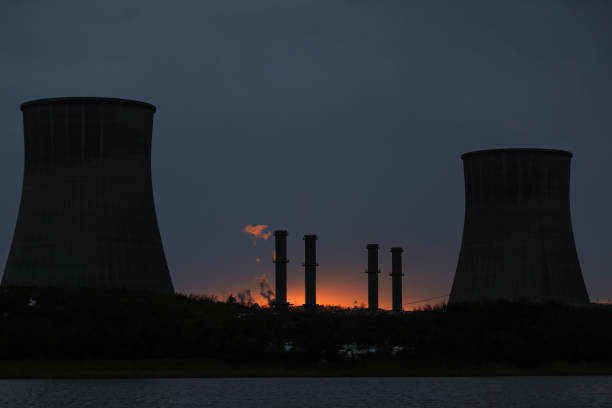 производство топлива и электроэнергии , энергия ядерных реакторов - architecture chimney coal electricity стоковые фото и изображения