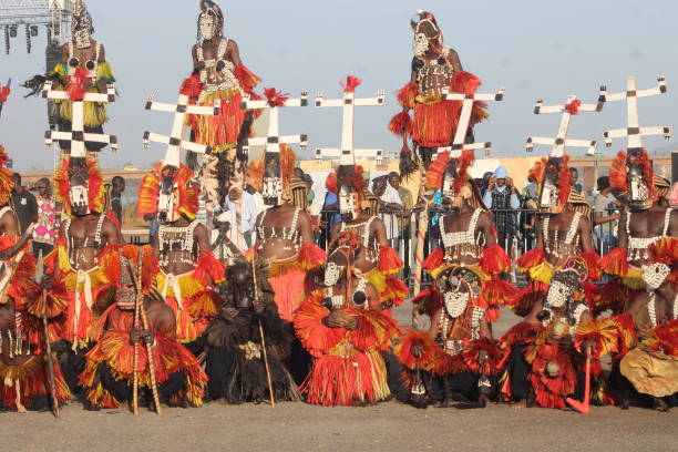 dogon maske - dogon tribe stock-fotos und bilder