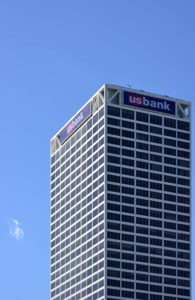 u.s. bank center - wolkenkratzer mit glasvorhangwänden, milwaukee, wisconsin, usa - u s bank tower stock-fotos und bilder