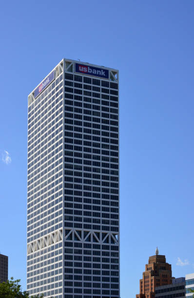 u.s. bank center - international style skyscraper, milwaukee, wisconsin, usa - u s bank tower imagens e fotografias de stock