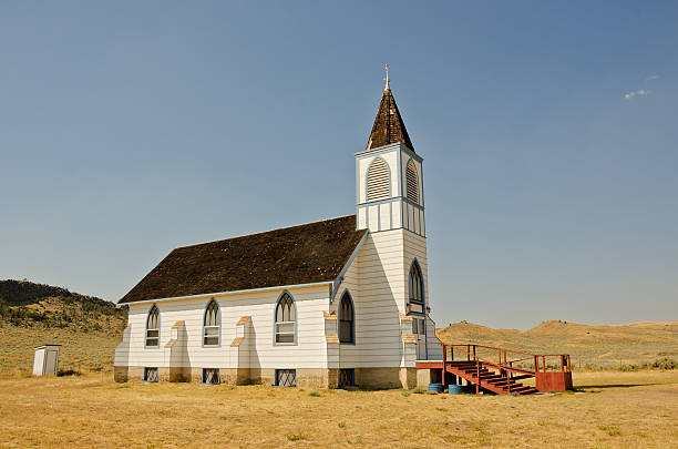Igreja branca com acabamento em azul - foto de acervo