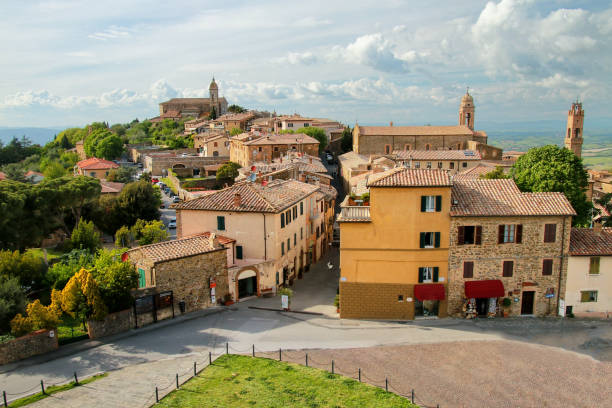 вид на город монтальчино из крепости валь д'орсия, тоскана, италия - italy bell tower built structure building exterior стоковые фото и изображения