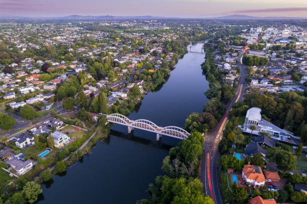 widok z lotu ptaka o zachodzie słońca w hamilton city (kirikiriroa) w regionie waikato w nowej zelandii, aotearoa - nowa zelandia zdjęcia i obrazy z banku zdjęć