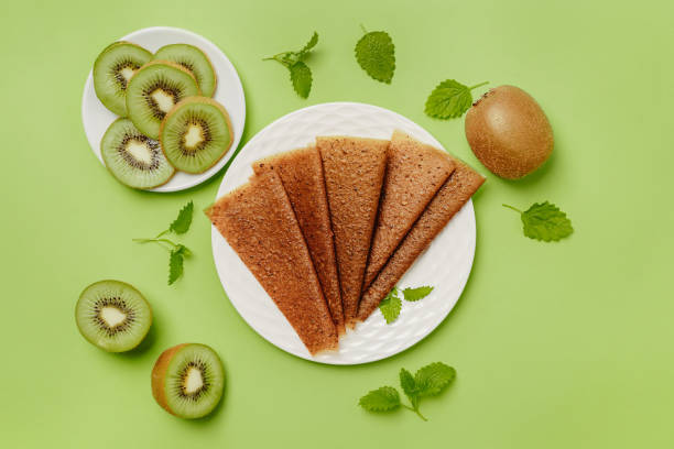 Fruit pastille on green background.Healthy breakfast. Diet vitamin food and vegan food.Close-up mix sliced.Sweet and healthy food, snacks.Natural sweets from berries and fruits. dulces naturales de bayas y frutas. dieta de alimentos vitamínicos y alimentos veganos. mezcla de primer plano en rodajas. pastilla de frutas sobre fondo verde. desayuno saludable. comida dulce y saludable, snacks. estilo de vida vegetariano.