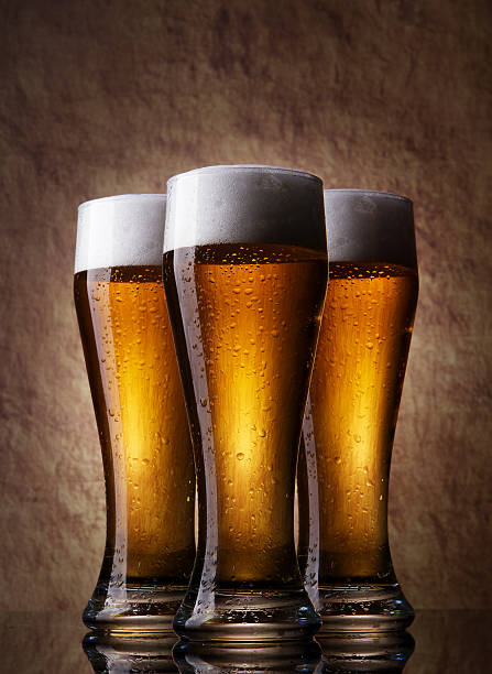 3 춥다 맥주 대상쪽으로 유리컵 있는 오래된 석조 스톡 사진