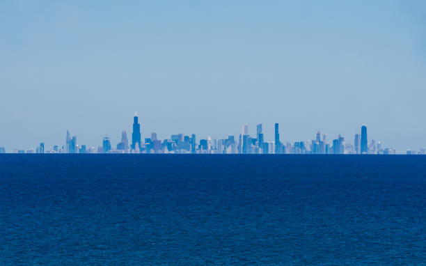 горизонт чикаго из национального парка индиана дюнс над озером мичиган - chicago lake michigan skyline indiana стоковые фото и изображения