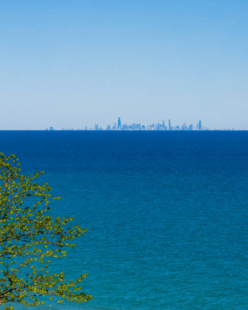 горизонт чикаго из национального парка индиана дюнс над озером мичиган - chicago lake michigan skyline indiana стоковые фото и изображения