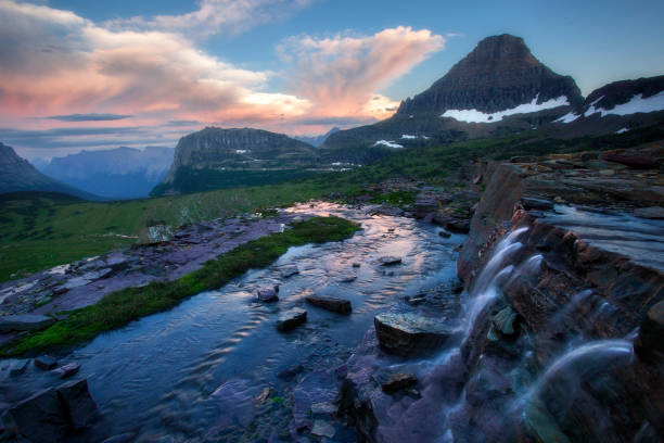 parque nacional de los glaciares - el agua que alimenta - montana water landscape nature fotografías e imágenes de stock