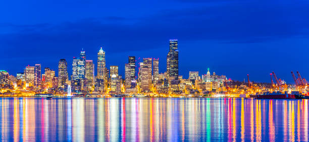 seattle city skyline z odbiciem w wodzie, seattle, waszyngton, usa. - alki beach zdjęcia i obrazy z banku zdjęć