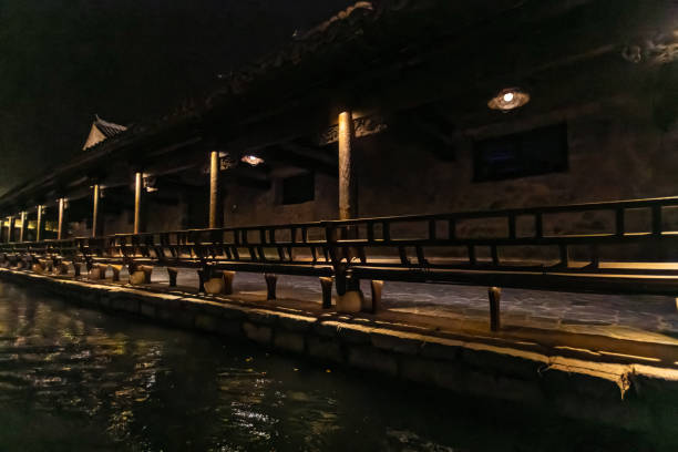 중국 복고풍 스타일의 건축. 고전적인 정원. 구베이 워터타운 야경 - arch bridge canal famous place chinese spring festival 뉴스 사진 이미지