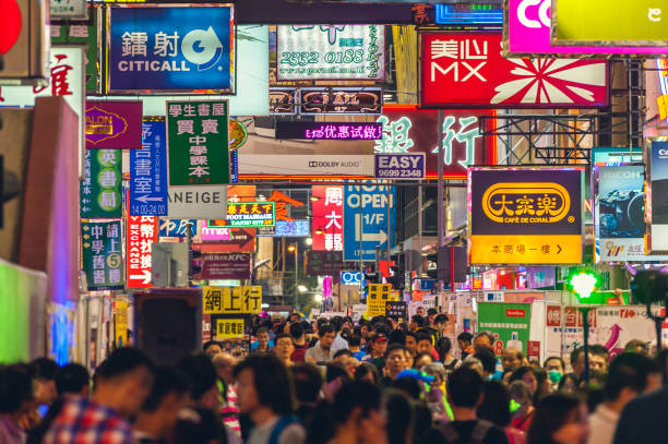 香港でカラフルなネオン広告バナー - crowd kowloon peninsula multi colored ストックフォトと画像