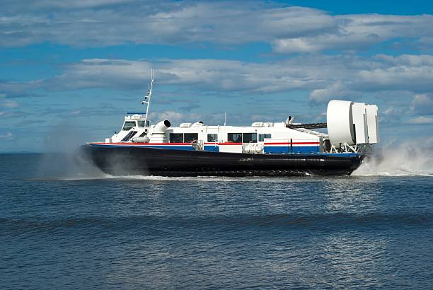 poduszkowiec kursuje terminus - hovercraft zdjęcia i obrazy z banku zdjęć