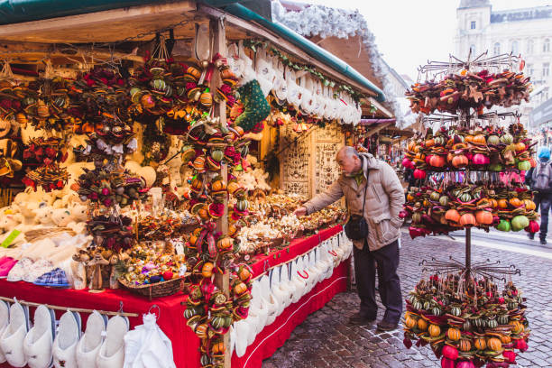 ブダペストのセント・スティーブンス広場のクリスマスマーケットでクリスマスの装飾が施されたキオスク。 - kiosk editorial traditional culture famous place スト�ックフォトと画像
