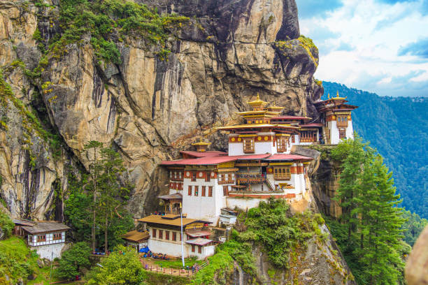 blick auf das tigernest-kloster, auch bekannt als paro taktsang und die umgebung in bhutan. - bhutan himalayas buddhism monastery stock-fotos und bilder