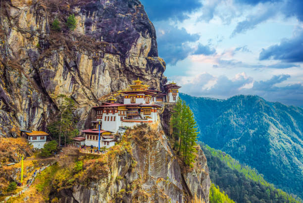 vista del monasterio del nido del tigre también conocido como paro taktsang y sus alrededores en bután. - himalayas fotografías e imágenes de stock