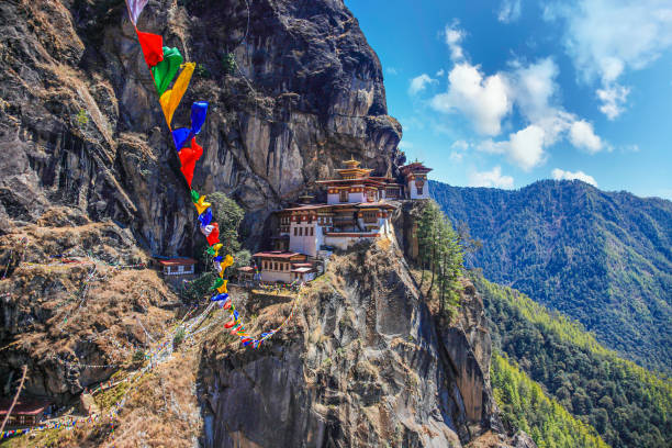 vue du monastère du nid de tigre également connu sous le nom de paro taktsang et des environs au bhoutan. - monastère de taktsang photos et images de collection